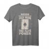 Unterschätzen Sie niemals einen alten Mann, der Poker spielt T-Shirt  Lustiges Geschenk für Pokerfans und Casinospieler