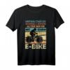 Unterschätze niemals einen alten Mann mit E-Bike Fahrrad T-Shirt  Lustiges Fahrradfahrer Herren T-Shirt als Geschenkidee für Radfahrer & Mountainbike Fans