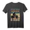Unterschätze niemals einen alten Mann mit E-Bike Fahrrad T-Shirt  Lustiges Fahrradfahrer Herren T-Shirt als Geschenkidee für Radfahrer & Mountainbike Fans