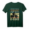 Unterschätze niemals einen alten Mann mit E-Bike Fahrrad T-Shirt  Lustiges Fahrradfahrer Herren T-Shirt als Geschenkidee für Radfahrer & Mountainbike Fans