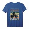 Unterschätze niemals einen alten Mann mit E-Bike Fahrrad T-Shirt  Lustiges Fahrradfahrer Herren T-Shirt als Geschenkidee für Radfahrer & Mountainbike Fans