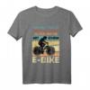 Unterschätze niemals einen alten Mann mit E-Bike Fahrrad T-Shirt  Lustiges Fahrradfahrer Herren T-Shirt als Geschenkidee für Radfahrer & Mountainbike Fans