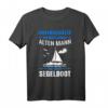 Herren Unterschätze Niemals Einen Alten Mann Mit Einem Boot T-Shirt - Lustiges Segel- und Bootsshirt für Seefahrer, Segler & Bootsfreunde