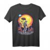 Astronaut Finding Mushrooms - Lustiges und cooles Natur- und Magie-Design T-Shirt für Pilz-Fans und Naturliebhaber