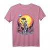 Astronaut Finding Mushrooms - Lustiges und cooles Natur- und Magie-Design T-Shirt für Pilz-Fans und Naturliebhaber