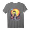 Astronaut Finding Mushrooms - Lustiges und cooles Natur- und Magie-Design T-Shirt für Pilz-Fans und Naturliebhaber