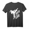 Kick Like A Girl Karate Kickboxen Girl T-Shirt - Motivations- und Sportshirt für junge Karate- und Kickbox-Mädchen, ideales Geschenk für Geburtstage & Feiertage