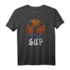 Herren SUP Shirt mit Sonnenuntergang und Palmen - Trendiges Stand Up Paddle T-Shirt für Wassersportler, Urlaub & Freizeit