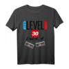 Geburtstagsshirt 30 Jahre Gamer Zocker Level 30 Unlocked T-Shirt  Perfektes Geschenk für E-Sportler, Nerds & Gaming-Enthusiasten