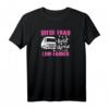 Frau liebt ihren LKW-Fahrer Shirt - Lustiges Fernfahrer T-Shirt für Berufskraftfahrer, Trucker & Geburtstagsgeschenk