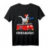 Feuerwehr Dinosaurier T-Shirt für Kinder - Firesaurus mit T-Rex auf Feuerwehrauto, perfektes Geschenk für kleine Feuerwehrfans & Dinosaurierliebhaber