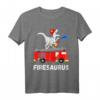 Feuerwehr Dinosaurier T-Shirt für Kinder - Firesaurus mit T-Rex auf Feuerwehrauto, perfektes Geschenk für kleine Feuerwehrfans & Dinosaurierliebhaber