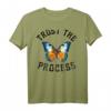 TRUST THE PROCESS X BUTTERFLY Vertraue auf Prozess T-Shirt mit Selflove Statement  Inspirierend für Schule, Arbeit & Freizeit