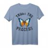 TRUST THE PROCESS X BUTTERFLY Vertraue auf Prozess T-Shirt mit Selflove Statement  Inspirierend für Schule, Arbeit & Freizeit