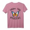 TRUST THE PROCESS X BUTTERFLY Vertraue auf Prozess T-Shirt mit Selflove Statement  Inspirierend für Schule, Arbeit & Freizeit