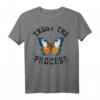 TRUST THE PROCESS X BUTTERFLY Vertraue auf Prozess T-Shirt mit Selflove Statement  Inspirierend für Schule, Arbeit & Freizeit