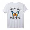 TRUST THE PROCESS X BUTTERFLY Vertraue auf Prozess T-Shirt mit Selflove Statement  Inspirierend für Schule, Arbeit & Freizeit