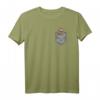 Lustiges Faultier in der Brusttasche T-Shirt  Einzigartiges Faulenzer Shirt für Tierliebhaber, Geburtstags- und Weihnachtsgeschenk