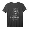 Certified Raccoon Specialist T-Shirt  Lustiges Waschbär Design als Geschenk zu Weihnachten oder Geburtstag für Tierliebhaber aller Altersgruppen