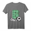 Kinder 6. Geburtstag Fußball T-Shirt für Jungen & Mädchen  Perfektes Geschenk für kleine Fußballer, mit Fußball, Schuhen & Zahl 6