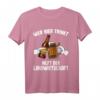 Wer Bier trinkt hilft der Landwirtschaft T-Shirt - Humorvolles Geschenk für Bierliebhaber und Landwirte