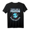 Think Like A Proton & Stay Positive T-Shirt  Lustiges Wissenschafts- und Chemie Nerd T-Shirt für Lehrer, Schüler & Wissenschafts-Fans