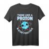Think Like A Proton & Stay Positive T-Shirt  Lustiges Wissenschafts- und Chemie Nerd T-Shirt für Lehrer, Schüler & Wissenschafts-Fans