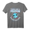 Think Like A Proton & Stay Positive T-Shirt  Lustiges Wissenschafts- und Chemie Nerd T-Shirt für Lehrer, Schüler & Wissenschafts-Fans