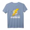 Elektriker Meister der Spannung T-Shirt  Lustiges Geschenk für Elektroniker, E-Auto Fahrer & Elektromobilitätsfans zum Geburtstag, Weihnachten & Vatertag