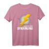 Elektriker Meister der Spannung T-Shirt  Lustiges Geschenk für Elektroniker, E-Auto Fahrer & Elektromobilitätsfans zum Geburtstag, Weihnachten & Vatertag