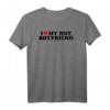 I Love My Hot Boyfriend T-Shirt - Lustiges Liebesgeschenk für Valentinstag, Weihnachten & Geburtstag