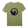 Schwarze Krähe T-Shirt mit mystischem Rabenmotiv vor Vollmond  Ideal für Vogel- und Naturliebhaber mit magischem Interesse