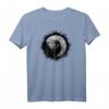 Schwarze Krähe T-Shirt mit mystischem Rabenmotiv vor Vollmond  Ideal für Vogel- und Naturliebhaber mit magischem Interesse