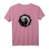 Schwarze Krähe T-Shirt mit mystischem Rabenmotiv vor Vollmond  Ideal für Vogel- und Naturliebhaber mit magischem Interesse