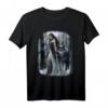 Frau und grauer Wolf im dunklen Wald mit Mond - Gothic Fantasy T-Shirt für Tier- und Wolf Liebhaber, Nacht- und Waldmotive