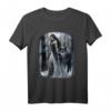 Frau und grauer Wolf im dunklen Wald mit Mond - Gothic Fantasy T-Shirt für Tier- und Wolf Liebhaber, Nacht- und Waldmotive
