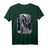 Frau und grauer Wolf im dunklen Wald mit Mond - Gothic Fantasy T-Shirt für Tier- und Wolf Liebhaber, Nacht- und Waldmotive