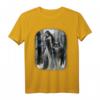 Frau und grauer Wolf im dunklen Wald mit Mond - Gothic Fantasy T-Shirt für Tier- und Wolf Liebhaber, Nacht- und Waldmotive