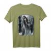 Frau und grauer Wolf im dunklen Wald mit Mond - Gothic Fantasy T-Shirt für Tier- und Wolf Liebhaber, Nacht- und Waldmotive
