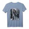 Frau und grauer Wolf im dunklen Wald mit Mond - Gothic Fantasy T-Shirt für Tier- und Wolf Liebhaber, Nacht- und Waldmotive
