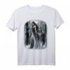 Frau und grauer Wolf im dunklen Wald mit Mond - Gothic Fantasy T-Shirt für Tier- und Wolf Liebhaber, Nacht- und Waldmotive