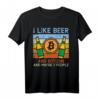 Beer Bitcoin 3 Personen Lustiges Crypto T-Shirt  Perfektes Geschenk für Bitcoin Fans, Trader und Investoren zu Geburtstagen, Vatertag, Muttertag & Weihnachten