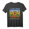 Beer Bitcoin 3 Personen Lustiges Crypto T-Shirt  Perfektes Geschenk für Bitcoin Fans, Trader und Investoren zu Geburtstagen, Vatertag, Muttertag & Weihnachten