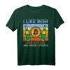 Beer Bitcoin 3 Personen Lustiges Crypto T-Shirt  Perfektes Geschenk für Bitcoin Fans, Trader und Investoren zu Geburtstagen, Vatertag, Muttertag & Weihnachten