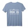 My Pen is bigger than yours Lustig Humor Ironie T-Shirt  Perfektes Geschenk für Bücherliebhaber, Leseratten und Literaturfans zu Geburtstag & Weihnachten
