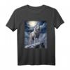 Ein einsamer Wolf steht auf einem schneebedecktem Hügel T-Shirt - Fantasie Kunst Design für Wolf Liebhaber & Tierfreunde