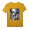 Ein einsamer Wolf steht auf einem schneebedecktem Hügel T-Shirt - Fantasie Kunst Design für Wolf Liebhaber & Tierfreunde