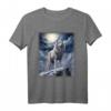 Ein einsamer Wolf steht auf einem schneebedecktem Hügel T-Shirt - Fantasie Kunst Design für Wolf Liebhaber & Tierfreunde