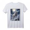 Ein einsamer Wolf steht auf einem schneebedecktem Hügel T-Shirt - Fantasie Kunst Design für Wolf Liebhaber & Tierfreunde