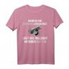 Lustiges T-Shirt mit Spruch 'Wenn du eine Schraube locker hast, liegt das vielleicht an deiner Mutter!'  Humorvolles Design für Männer und Frauen
